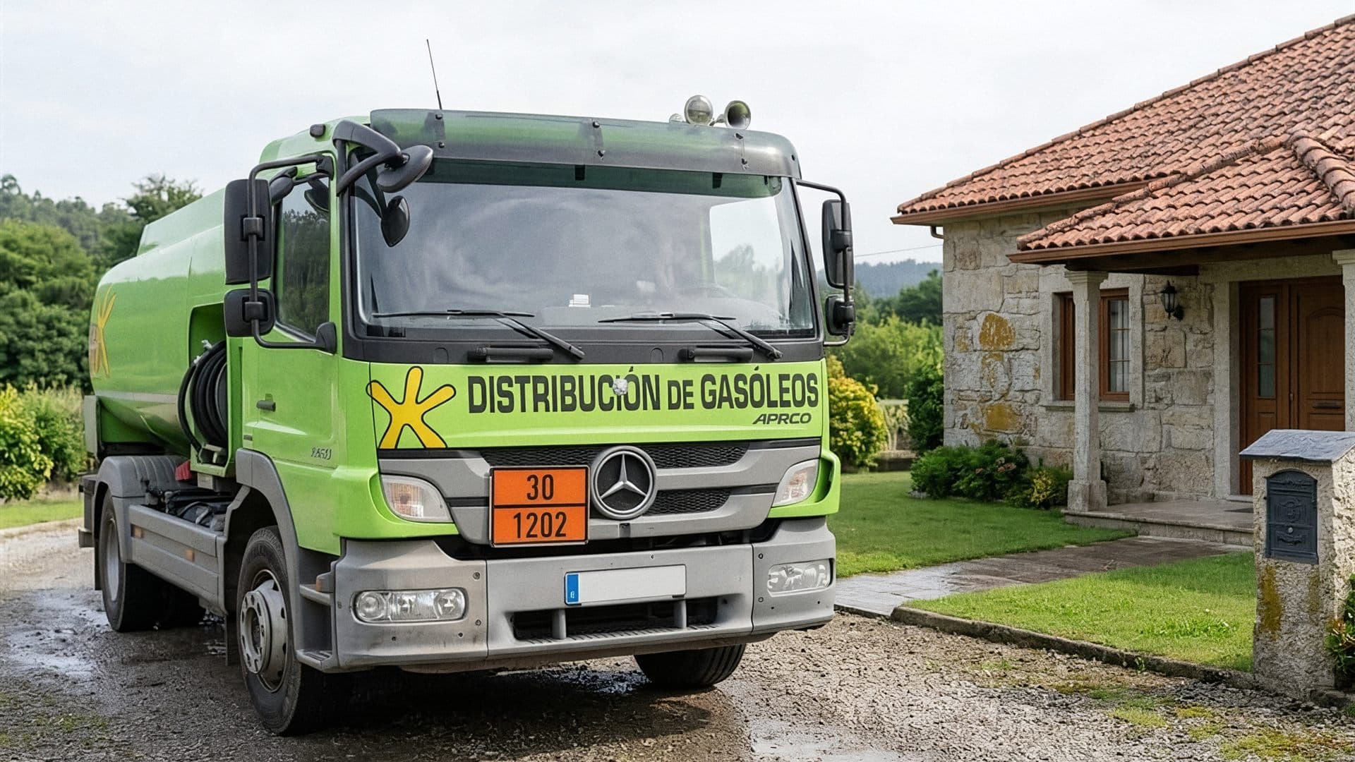 Camión cisterna de Gasóleos Manolo repartiendo gasóleo a domicilio en Pontevedra